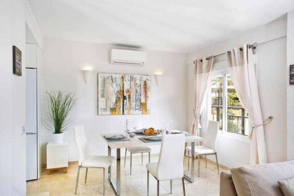 Best Location In Marbella. Beachfront!! Lejlighed